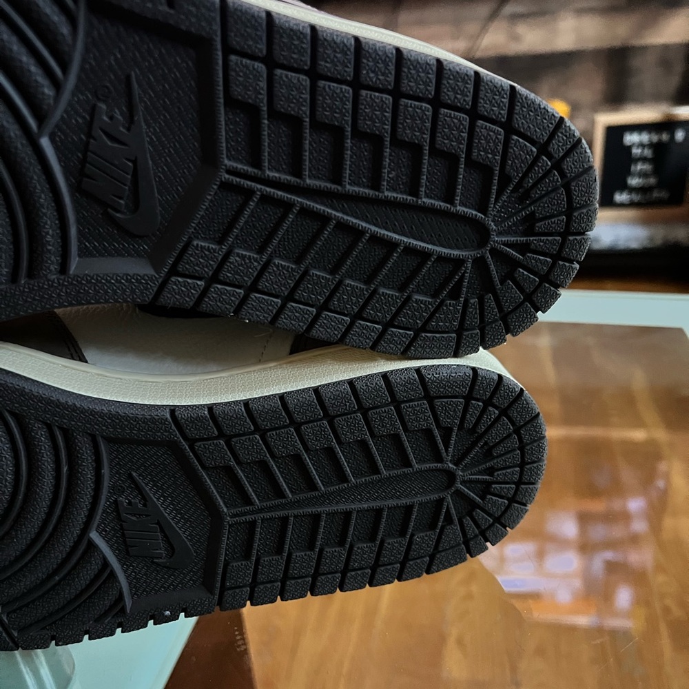 Travis Scott X Air Jordan 1 Retro High Og 'Mocha' - image 5